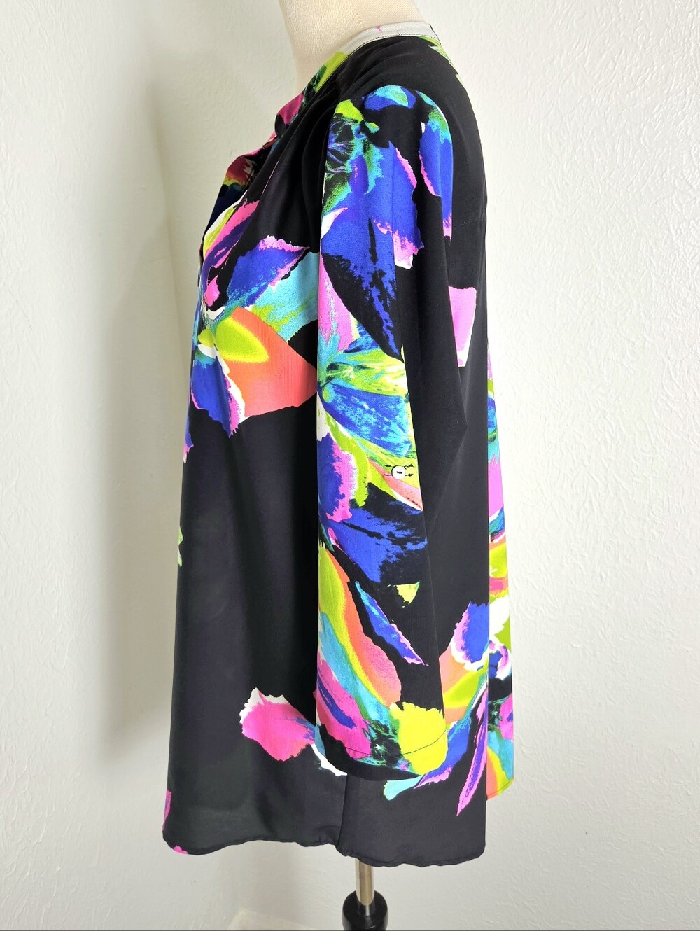 Joan Vass Multicolor Floral Split V-Neck Tunic with Roll-Tab Sleeves, Size Large - Picture 6 of 11